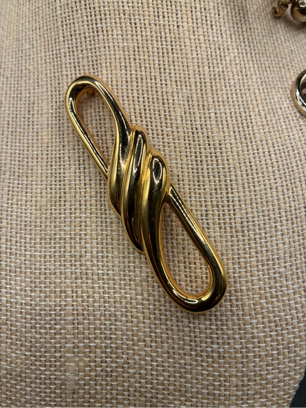 Vintage Monet 1980s gold tone pin